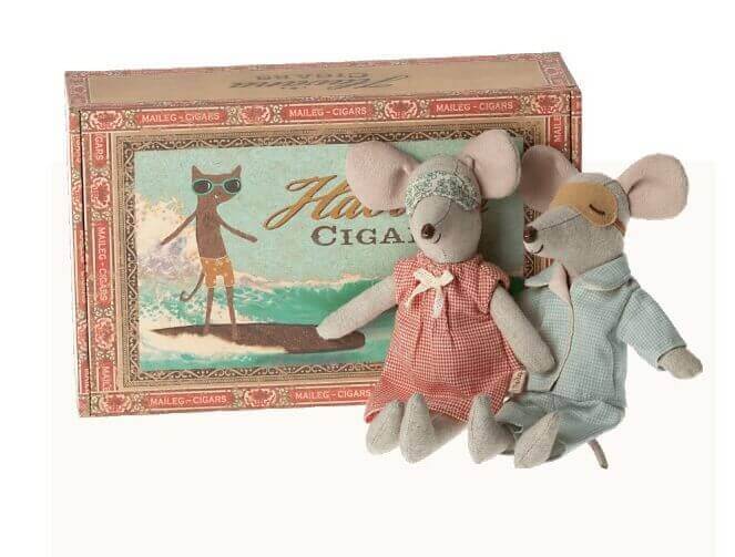 Jucarie textila Mum and Dad Mice in Cigarbox Maileg