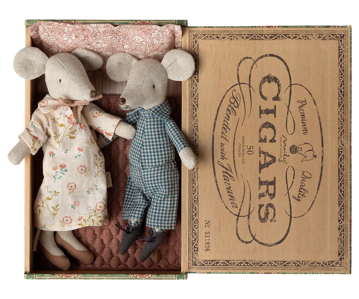 Jucarie textila Grandma and Grandpa Mice in Cigarbox Maileg