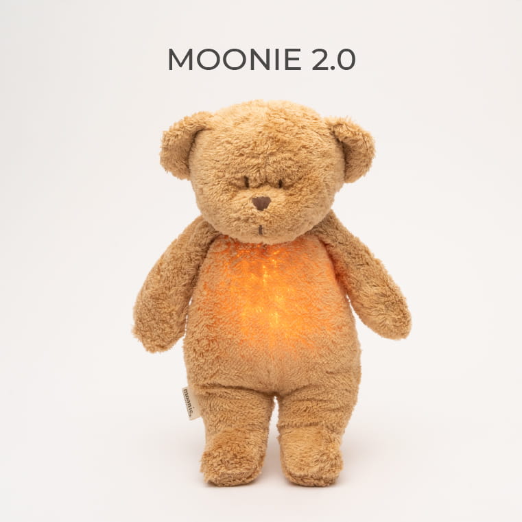 Jucarie muzicala cu lampa incorporata Moonie 2.0 – Bear Cappuccino