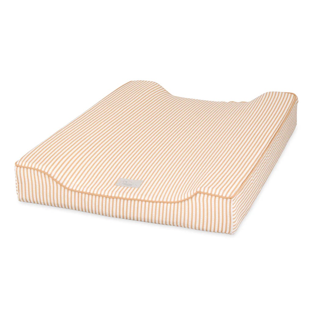 Saltea de infasat Cam Cam – Oatfield Saltea de infasat Cam Cam – Oatfield Descriere Saltea de infasat cu o forma confortabila, care asigura un suport bun si margini inaltate pentru copil. Suportul este din spuma presata la rece si are o husa detasabila si lavabila Culoare: Oatfield Material: exterior – 100% bumbac organic; umplutura – 100% spuma poliuretanica – OCS – produsa cu 26% materie prima organica Dimensiuni: 63 x 49 x 8 cm OCS-certificat (ETKO 4401) Instructiuni de ingrijire: spalati husa la 40 de grade. Nu folositi uscatorul. Folositi un detergent bland Originea: Produsa de Cam Cam – Danemarca
