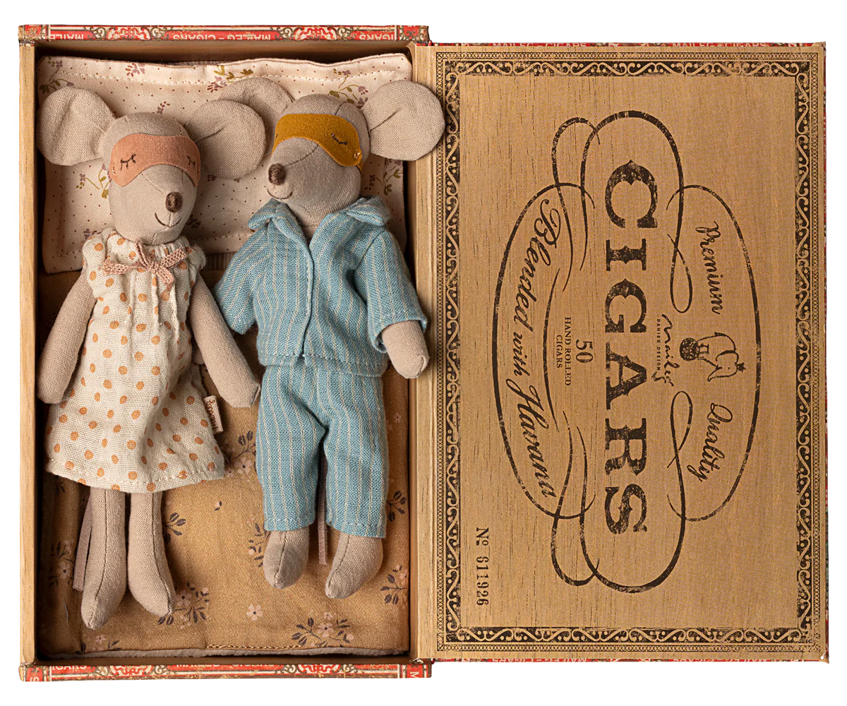 Jucarie textila Mum and Dad Mice in Cigarbox Maileg
